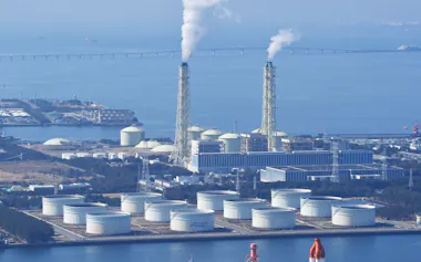 JERAの袖ケ浦火力発電所(奥)と富士石油中袖基地(千葉県袖ケ浦市)