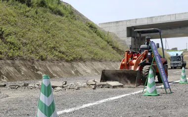 鹿児島県志布志市で行われた、道路上にあると見立てたがれきの撤去訓練(27日)=提供写真