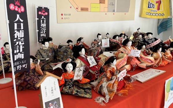 家庭で飾らなくなったひな人形を譲り受けて展示している（鳥取県日野町）