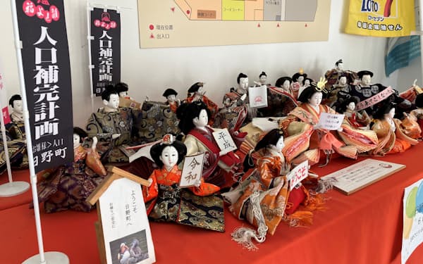 家庭で飾らなくなったひな人形を譲り受けて展示している(鳥取県日野町)