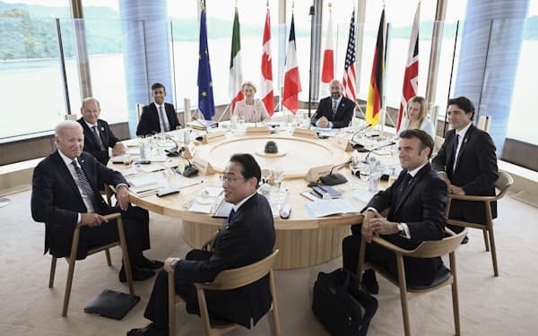 G7広島サミットが開幕し最初の討議に臨む岸田首相（手前中央）と各国首脳＝19日午後、広島市（ロイター＝共同）