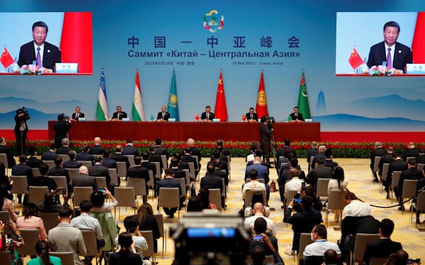 中国・中央アジア首脳会議後の共同記者会見に臨む習近平国家主席（19日、西安）＝ロイター
