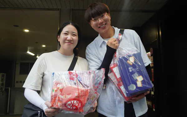 韓国から来た20代の夫婦はディスカウント店で買い物を楽しんだ(7月下旬、福岡市)