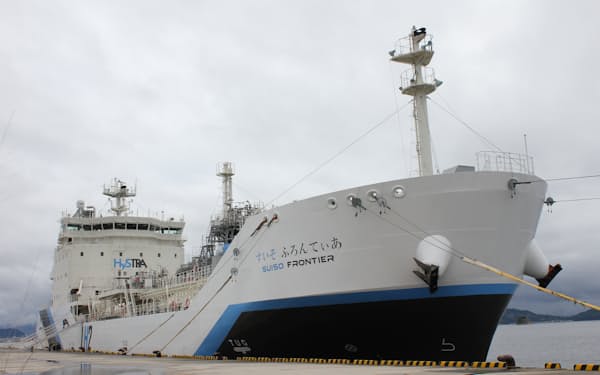世界初の液化水素運搬船「すいそふろんてぃあ」が広島市内で報道陣に公開された（19日、広島市）