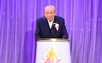 東京ディズニーリゾートの開園40周年記念セレモニーであいさつするオリエンタルランドの加賀見会長(4月、千葉県浦安市)