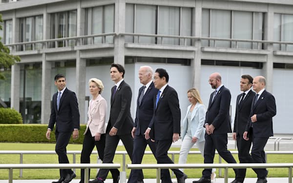 広島平和記念資料館の視察を終えたG7各国の首脳ら（19日）=AP