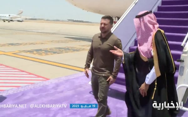 19日、サウジ西部ジッダに到着したウクライナのゼレンスキー大統領＝ALEKHBARIYATV・ロイター