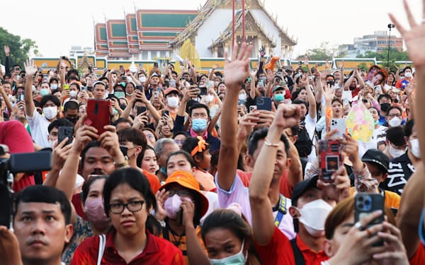 タイの下院総選挙で第1党となり、祝勝パレードで喜ぶ前進党の支持者（15日、バンコク）＝小林健撮影
