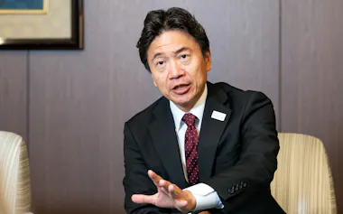 取材に答える三菱UFJ銀行の北村慎専務執行役員(28日、大阪市)