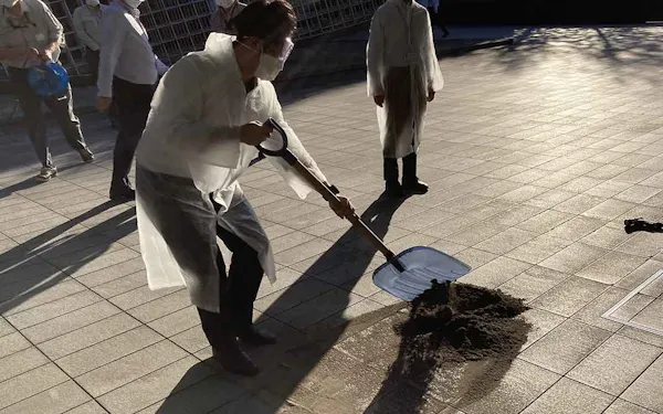 竹中工務店は灰に触れる機会を設け、災害に備える(写真=竹中工務店提供)