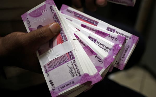 2000ルピー紙幣は、2016年の高額紙幣廃止に伴い導入された＝ロイター
