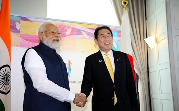 首脳会談を前にインドのモディ首相と握手する岸田首相（20日午前、広島市南区）＝代表撮影