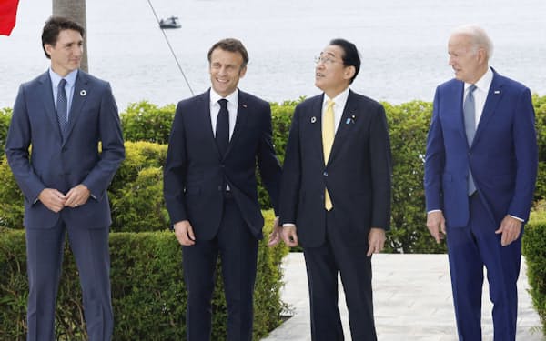 G7広島サミットの2日目、写真に納まる（左から）カナダのトルドー首相、フランスのマクロン大統領、岸田首相、バイデン米大統領（＝20日、広島市）＝ロイター・共同