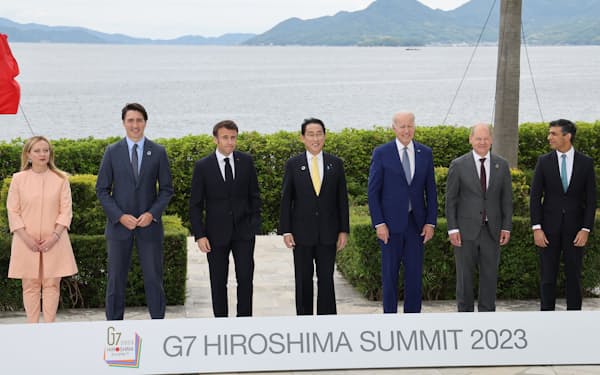 Ｇ７広島サミットの会場で記念写真に納まる（左から）イタリアのメローニ首相、カナダのトルドー首相、フランスのマクロン大統領、岸田首相、バイデン米大統領、ドイツのショルツ首相、英国のスナク首相（20日）