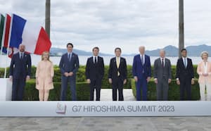 G7広島サミットの会場で記念写真に納まる（左から）EUのミシェル大統領、イタリアのメローニ首相、カナダのトルドー首相、フランスのマクロン大統領、岸田首相、バイデン米大統領、ドイツのショルツ首相、英国のスナク首相、EUのフォンデアライエン欧州委員長（20日、広島市）=共同