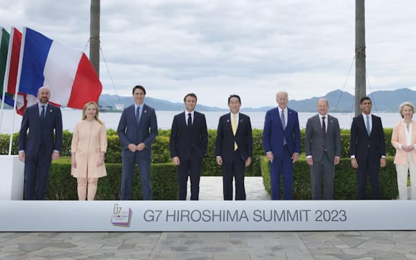 G7広島サミットの会場で記念写真に納まる（左から）EUのミシェル大統領、イタリアのメローニ首相、カナダのトルドー首相、フランスのマクロン大統領、岸田首相、バイデン米大統領、ドイツのショルツ首相、英国のスナク首相、EUのフォンデアライエン欧州委員長（20日、広島市）＝共同