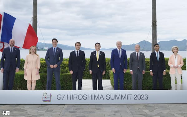 G7広島サミットの会場で記念写真に納まる(左から)EUのミシェル大統領、イタリアのメローニ首相、カナダのトルドー首相、フランスのマクロン大統領、岸田首相、バイデン米大統領、ドイツのショルツ首相、英国のスナク首相、EUのフォンデアライエン欧州委員長(20日、広島市)=共同