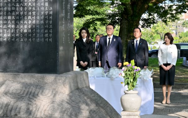 韓国人原爆犠牲者の慰霊碑に献花した岸田首相、韓国の尹大統領（前列右から3人目）と夫人ら（21日午前、広島市中区の平和記念公園）
