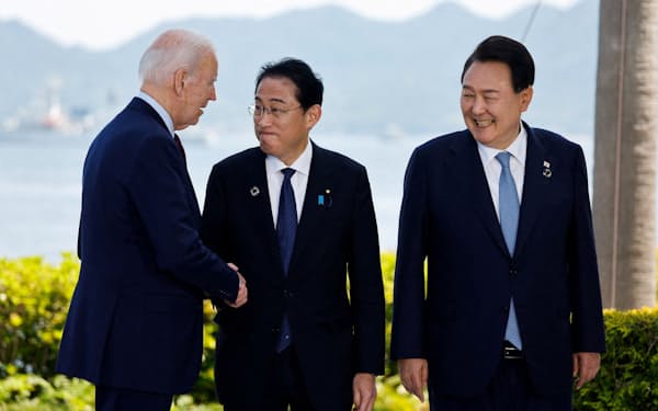 バイデン米大統領、韓国の尹錫悦大統領と会談し、写真撮影する岸田首相（21日、広島市）＝ロイター