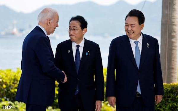 バイデン米大統領、韓国の尹錫悦大統領と会談し、写真撮影する岸田首相(21日、広島市)=ロイター