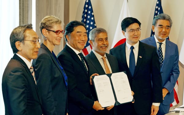 半導体人材を巡る日米協力でマイクロンのCEO（右から３番目）、東京エレクトロン・河合利樹社長（同４番目）らが調印式に出席した（21日、広島市）