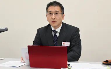 決算を説明する三菱UFJ証券HDの平塚岳財務企画部長(28日)