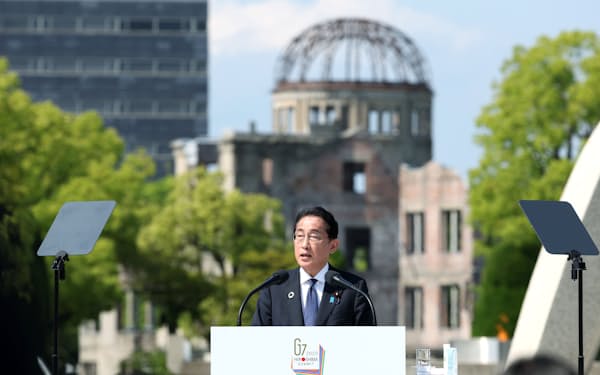 記者会見する岸田首相(21日、広島市の平和記念公園)