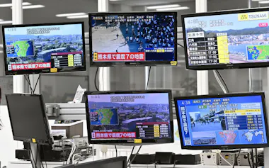 熊本県で発生した震度7の地震を知らせる各局のテレビ画面(28日午後4時38分、大阪市)=共同