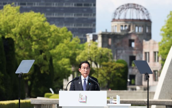 記者会見する岸田首相（21日、広島市の平和記念公園）