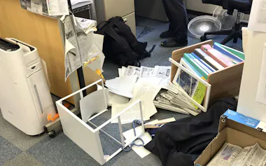 地震の影響で倒れた棚(28日午後4時28分、熊本市)=共同