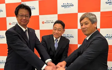 暁電工買収で握手をする静岡ガスエンジニアリングHDの大川信二社長㊨ら関係者(28日、静岡市)=静岡ガス提供
