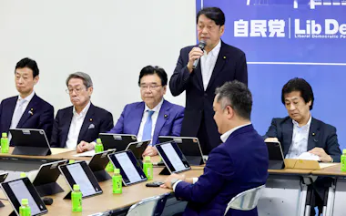 自民党の税制調査会と社会保障制度調査会の合同会議であいさつする小野寺税調会長(奥右から2人目)=28日、党本部