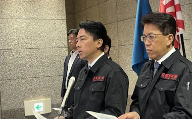 記者会見する小泉進次郎防衛相㊧(28日、防衛省内)