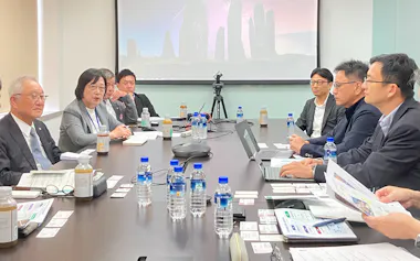 ユビタスの幹部たちと意見交換する、北九州商議所の津田会頭㊧(28日、台湾・台北市)
