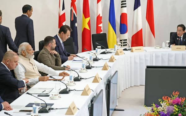 G7広島サミットの招待国首脳らを交えた会合に臨む岸田首相（右端）。左手前から3人目はウクライナのゼレンスキー大統領（21日、広島市）＝代表撮影