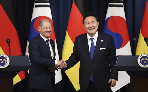 ソウルで会談したドイツのショルツ首相㊧と韓国の尹大統領＝AP