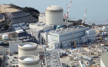 関西電力の美浜原子力発電所3号機(奥)=福井県美浜町