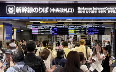 地震の影響で九州新幹線が運転見合わせとなり混雑するJR博多駅(28日午後4時59分)=共同