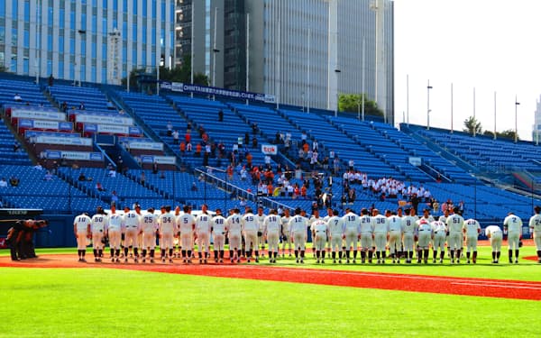 ストッキングを見せるユニホームの着こなしなど、東京六大学野球には伝統のスタイルが残っている(早大ー法大戦後の整列)
