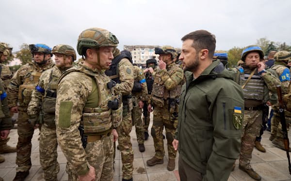 バフムト近郊の訪問を主張したウクライナのシルスキー陸軍司令官㊧(2022年)=ロイター