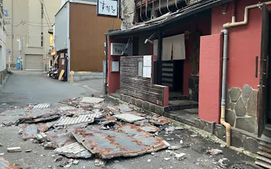 地震で外壁がはがれ落ちた飲食店(28日、熊本市内)