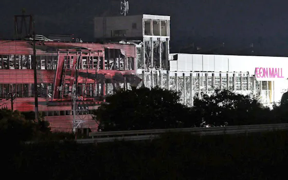 爆発で外壁などが大きく崩れたイオンモール熊本(28日、熊本県嘉島町)=井上容撮影 爆発で外壁などが大きく崩れたイオンモール熊本(28日、熊本県嘉島町)=井上容撮影