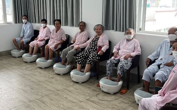 国立フエ中央病院に治療・リハビリに通院する高齢者。青森社会福祉振興団は日本式の介護サービスを提供する（同振興団提供）