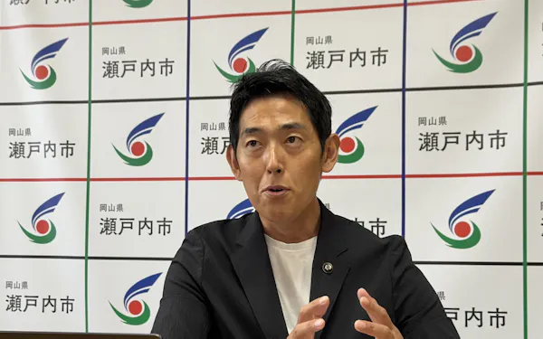 「企業誘致の促進が優先課題のひとつだ」と強調する岡山県瀬戸内市の黒石健太郎市長(7月27日、瀬戸内市役所で)