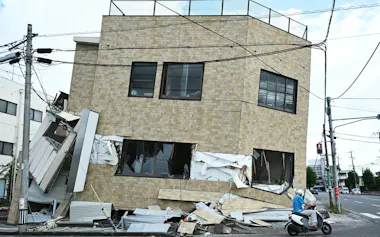 地震で倒壊した建物(29日午前、熊本県八代市)