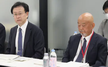 検討会の土居委員長(左)と機構の川崎社長(29日、東京都千代田区)