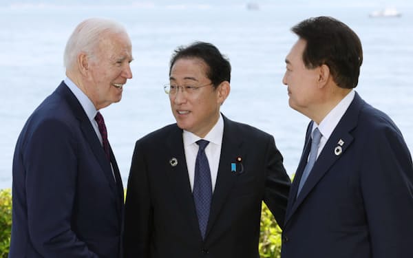 バイデン米大統領㊧は日韓の仲裁に腐心してきた。21日の広島での日米韓首脳会談を前に言葉を交わす３首脳＝代表撮影