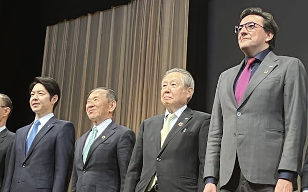 ラピダスの小池淳義社長(左から2人目)らが登壇した(22日、北海道千歳市)
