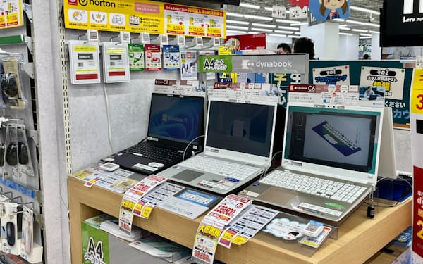 持ち運びやすい小型のノートパソコンを求める消費者が多かった（東京都内の家電量販店）