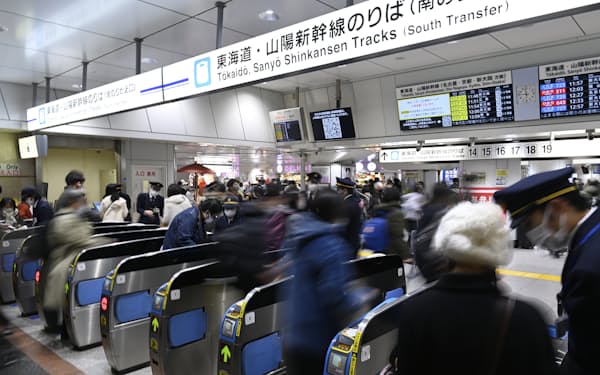 帰省ラッシュで混雑するJR東京駅の新幹線改札（2022年12月29日）